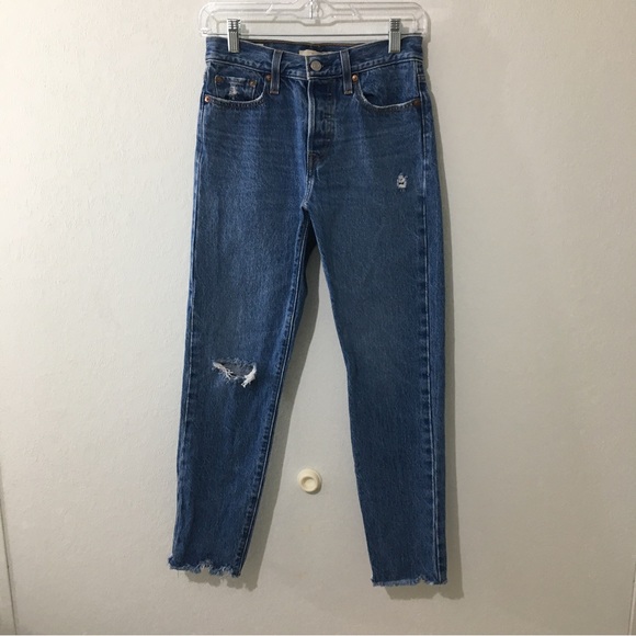 Levi’s Distressed Wedgie jeans. Cropped Raw Hem. Size 25 - Picture 2 of 8